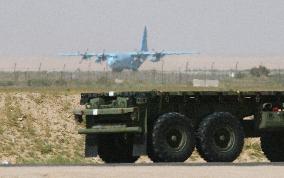 (2) Japanese air troops fly humanitarian supplies to Iraq