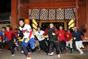 'Lucky man race' held at Nishonomiya Shrine in western Japan