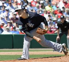 Tanaka throws in spring training game