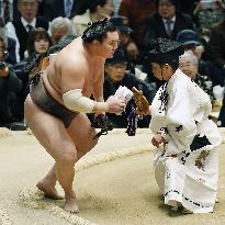 Hakuho marks 671st win as yokozuna