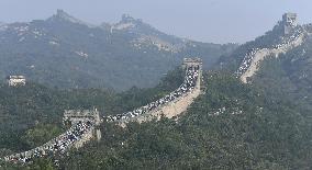 Tourists rush to Great Wall amid air pollution