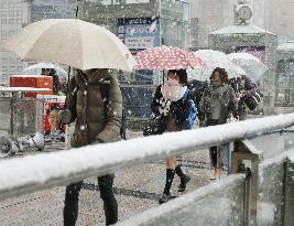 1st Nov. snowfall in 54 years as cold air grips Tokyo