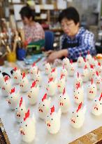 Production of New Year rooster dolls in Japan