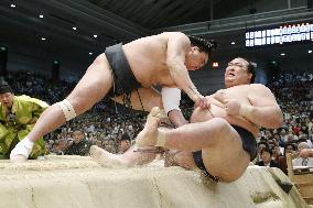 Sumo: Harumafuji hands Kisenosato 1st defeat at Spring tourney