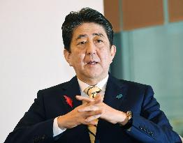 Abe seeks Party of Hope's support for constitutional revision