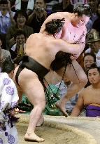 Harumafuji beats Hakuho