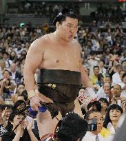 Hakuho makes sumo history