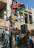 Libyans enter Gaddafi quarters