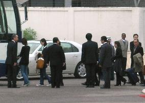 (1)Families of 2 slain diplomats view bodies in Kuwait