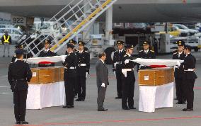 (3)Bodies of diplomats return to Japan with relatives