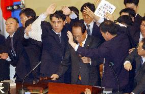 (4)S. Korean parliament passes impeachment motion against Roh