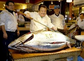 Bluefin tuna auctioned at 14 mil. yen