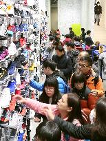 "Explosive" shopping by tourists over Lunar New Year holiday