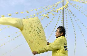 Yellow handkerchiefs carry supportive messages