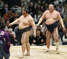 Sumo: Unbeaten Kisenosato takes sole control of Spring tourney