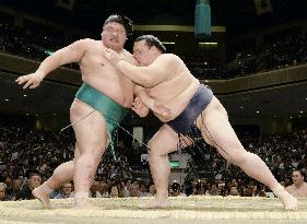No change at the top as Hakuho and Kisenosato remain unbeaten