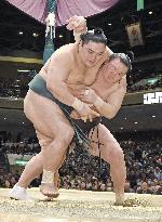 Sumo: Solid Hakuho, Kisenosato share lead at New Year meet