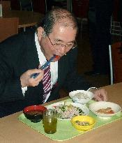 Health minister eats Fukushima vegetables