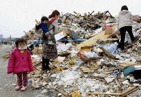 People look for sentimental items in Ishinomaki