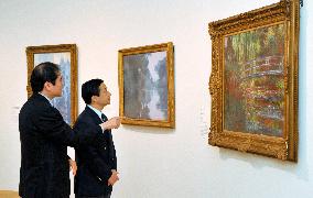 Crown prince views paintings