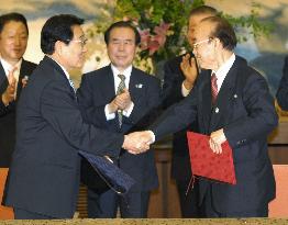 Heads of Pro-Seoul, pro-Pyongyang Koreans vow reconciliation