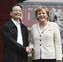 German chancellor meets with Chinese premier