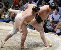 Yokozuna Hakuho suffers loss