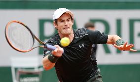 Murray advances to 2nd-round at French Open tennis