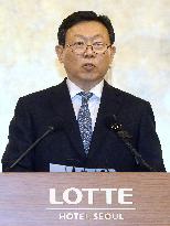 Lotte Group chairman apologizes at press conference