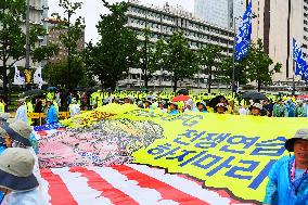 People rally in Seoul to protest against THAAD deployment