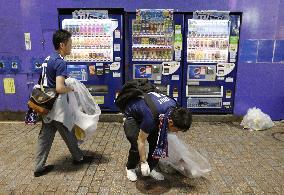 Football: World Cup fans collect trash after match