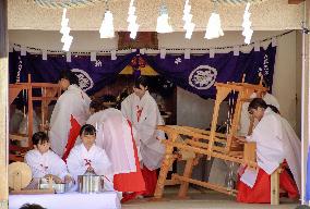 Weaving of fabric for Japan imperial rite