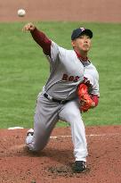 Matsuzaka logs 1st MLB win - throws pitch