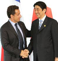 Abe meets with French president