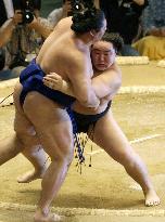 Asashoryu kicks off with victory at Nagoya sumo