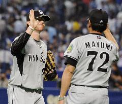 Murton reaches 200-hit mark in Japan