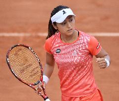 Doi into 3rd round after stunning Safarova