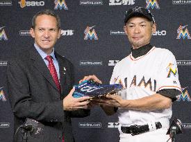 Ichiro donates uniform to Hall of Fame Museum