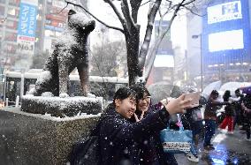 Heavy snowfall hits Tokyo