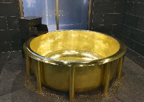 World's heaviest gold bathtub