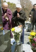 Japanese war veteran from Ukraine visits parents' grave