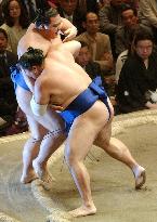 Tamanoshima marks 10-2 at summer sumo