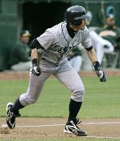 Mariners' Ichiro extends hitting streak to 14 games