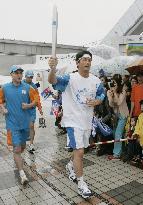 (3)Runners relay Olympic torch in Tokyo