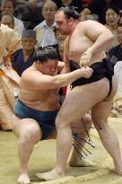 Hakuho wins 3rd straight match at Nagoya tourney