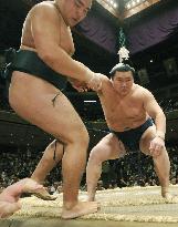 Hakuho shaping up on 3rd day at autumn sumo