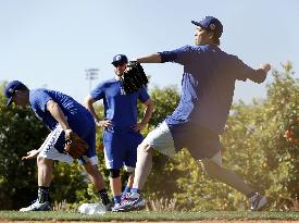 New Dodger Maeda plays catch in spring training camp