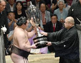 Hakuho wraps up Summer basho in style with 15th win