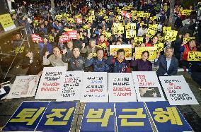 S. Korean Pres. Park under fire for confidante scandal