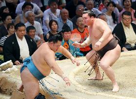 Sumo: Hakuho ties all-time wins record, keeps lead in Nagoya